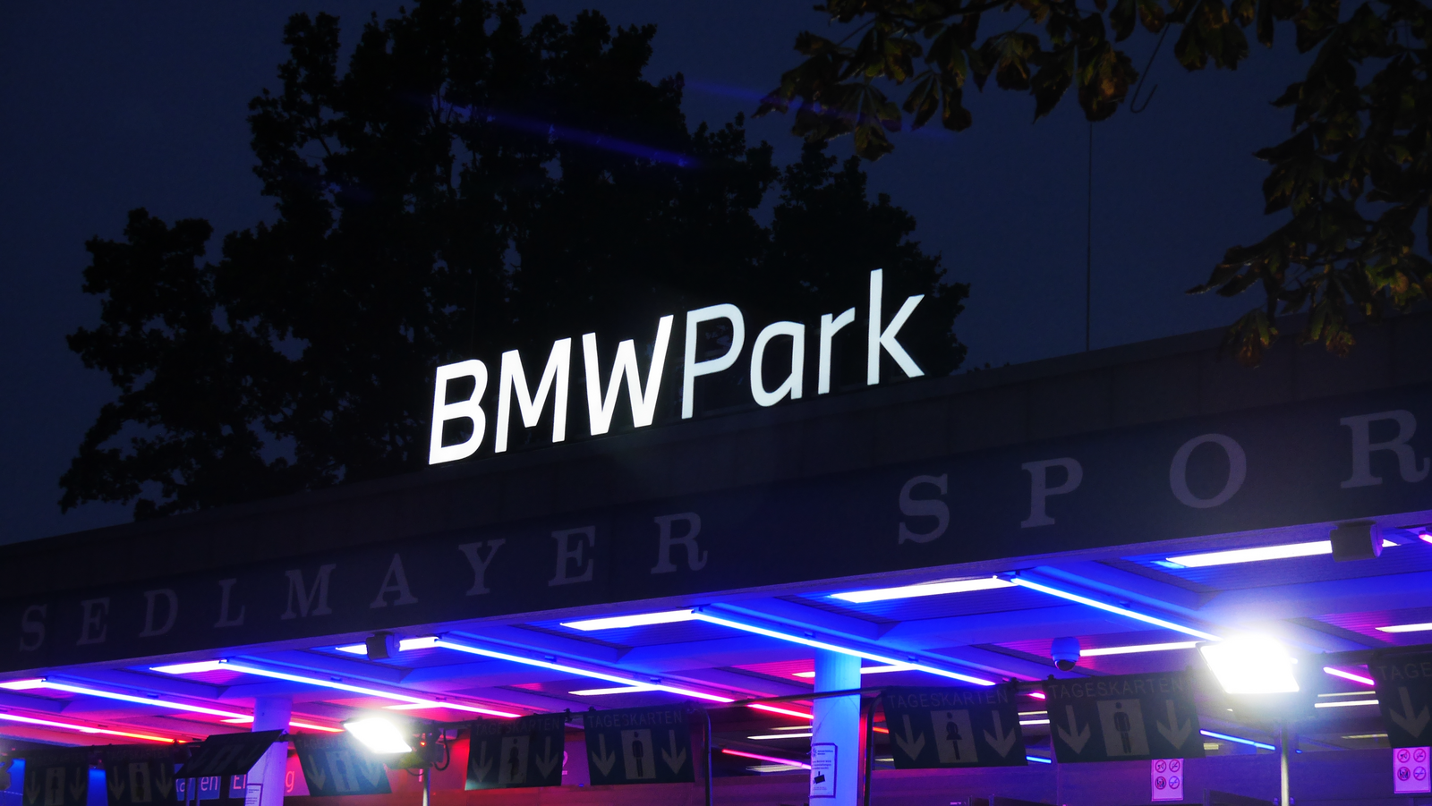 BMW Park München Leuchtreklame