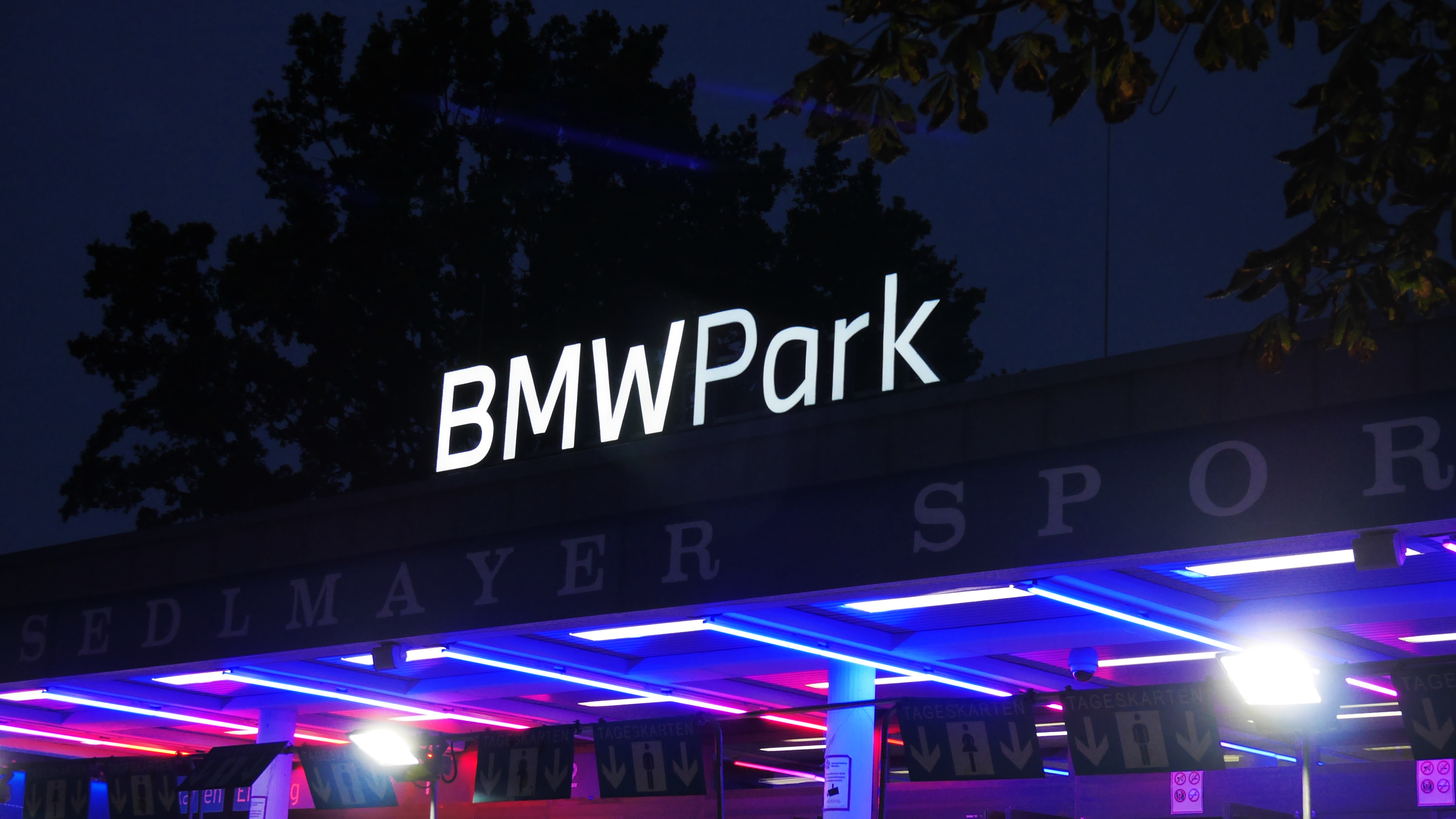 BMW Park München Leuchtreklame